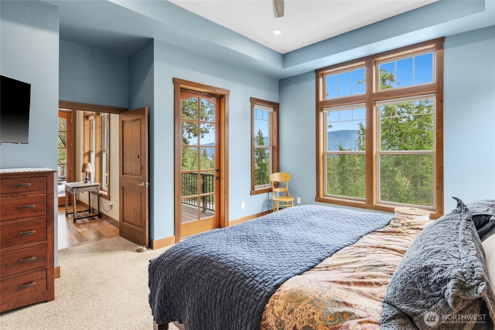 421 Meadow Ridge Drive Cle Elum, WA 98922 - Photo 14 of 39 a bedroom with a large bed and a large window