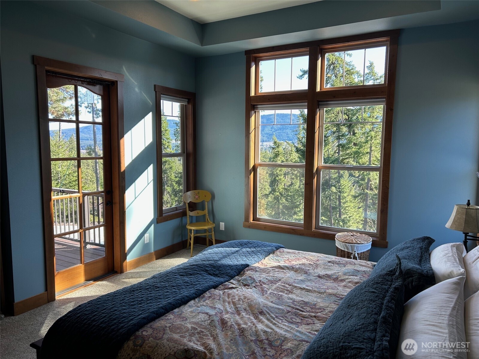 421 Meadow Ridge Drive Cle Elum, WA 98922 - Photo 15 of 39 a bedroom with a bed and a large window