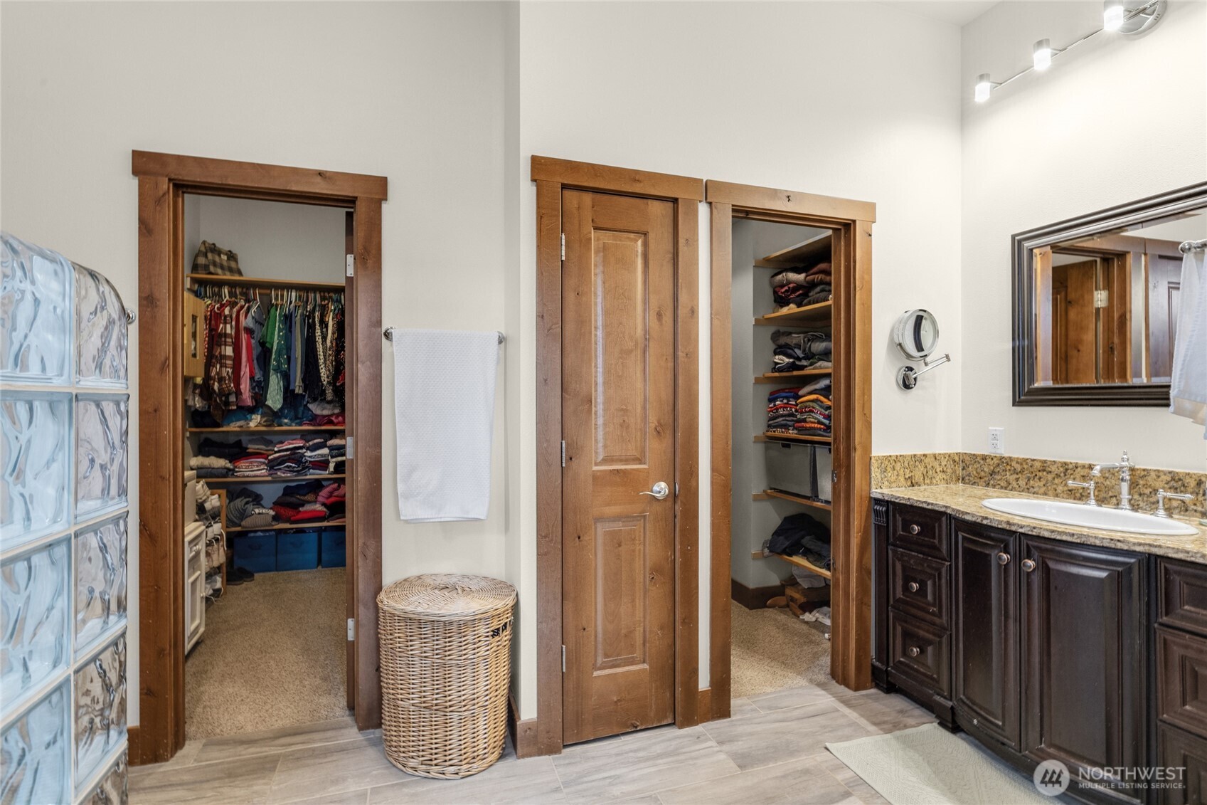 421 Meadow Ridge Drive Cle Elum, WA 98922 - Photo 17 of 39 a bathroom with a toilet a sink and shower