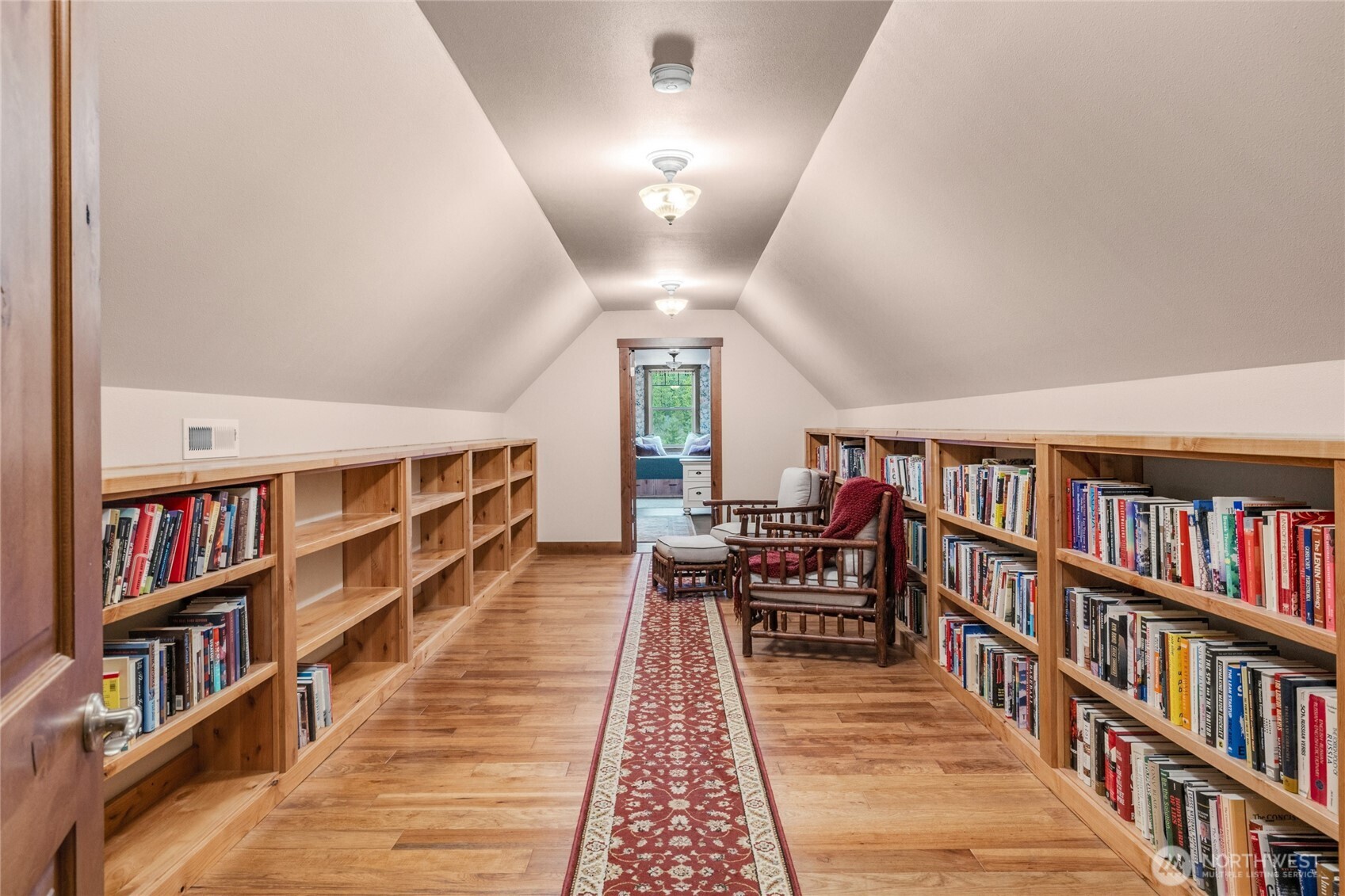 421 Meadow Ridge Drive Cle Elum, WA 98922 - Photo 35 of 39 a hallway with a book shelf and a book shelf