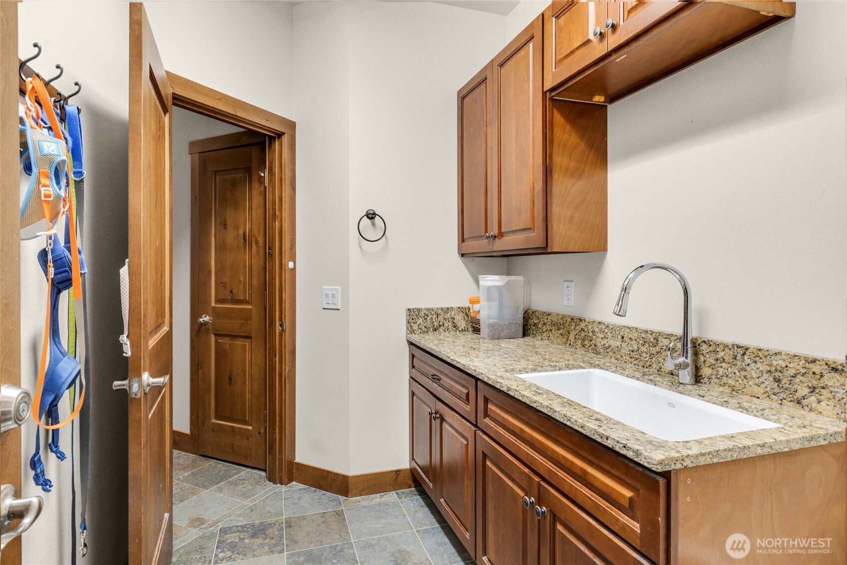 421 Meadow Ridge Drive Cle Elum, WA 98922 - Photo 38 of 39 a bathroom with a granite countertop sink and a mirror