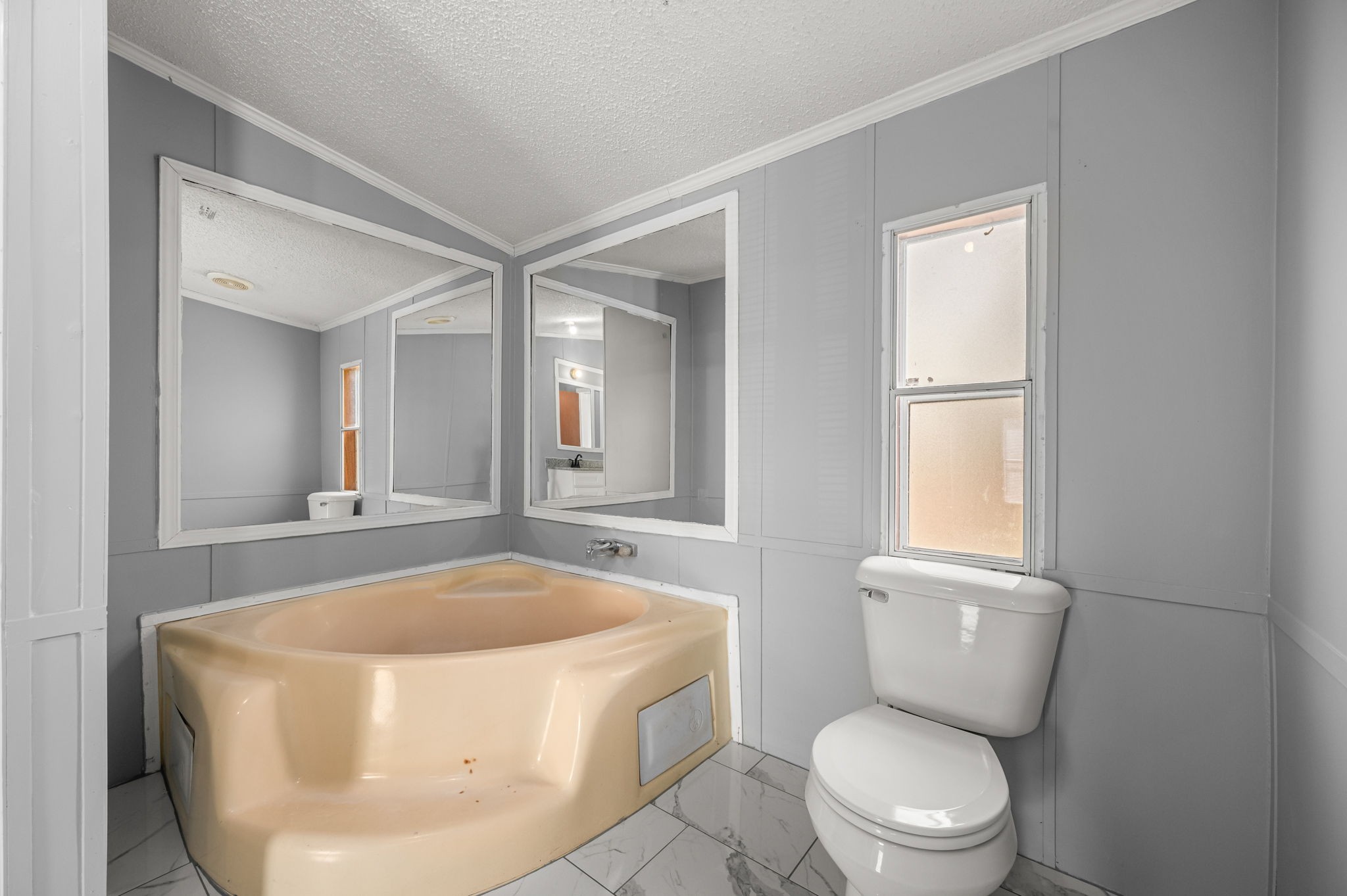 1174 Throneberry Road Normandy, TN 37360 - Photo 18 of 29 a bathroom with a toilet a sink and bathtub