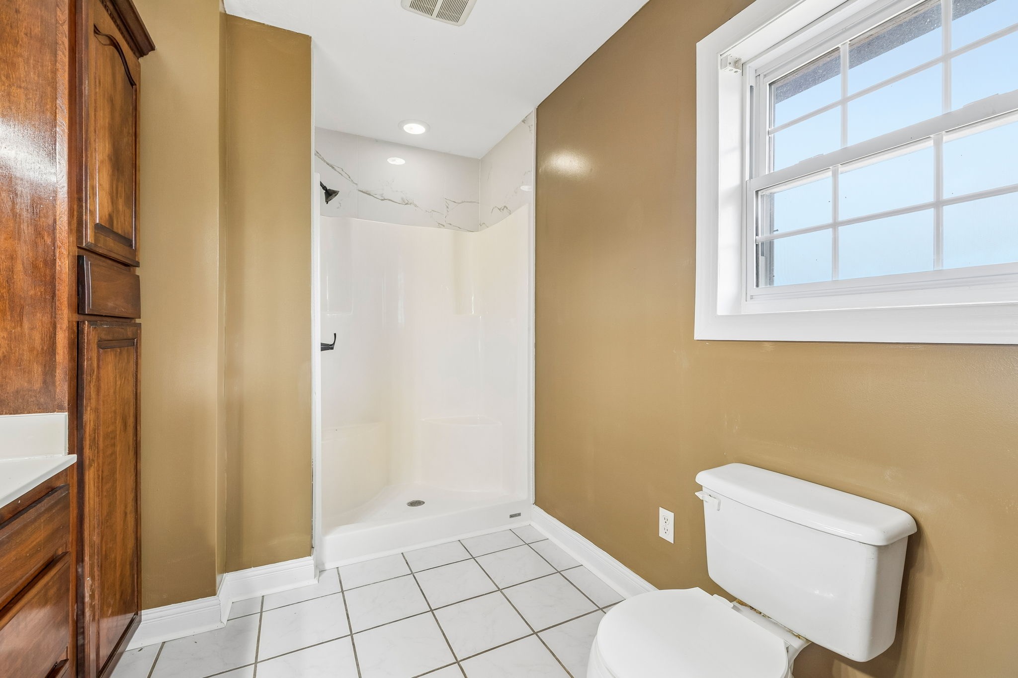 6701 McCormick Ridge Road Whitleyville, TN 38588 - Photo 31 of 63 a bathroom with a toilet and a shower