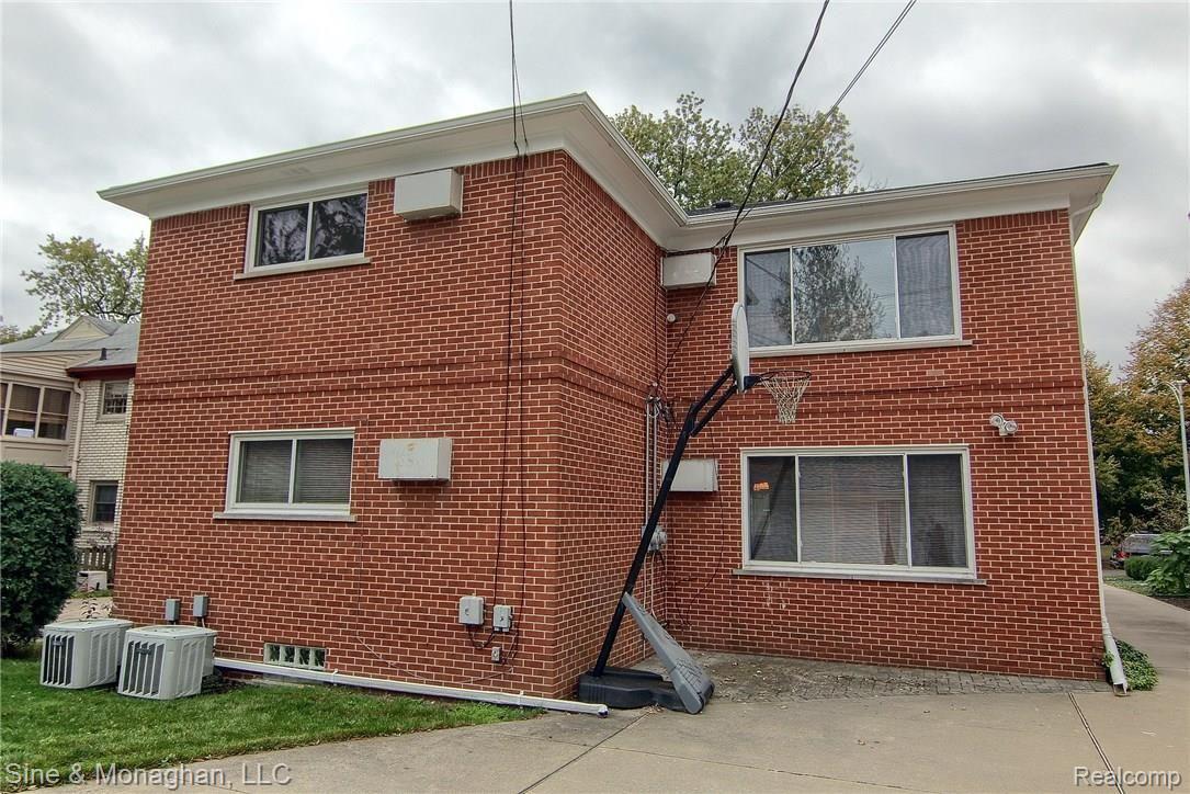 886 Harcourt Road Grosse Pointe, MI 48230 - Photo 37 of 39 Rear.jpg
