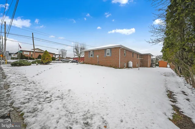 a picture of a black and white photo