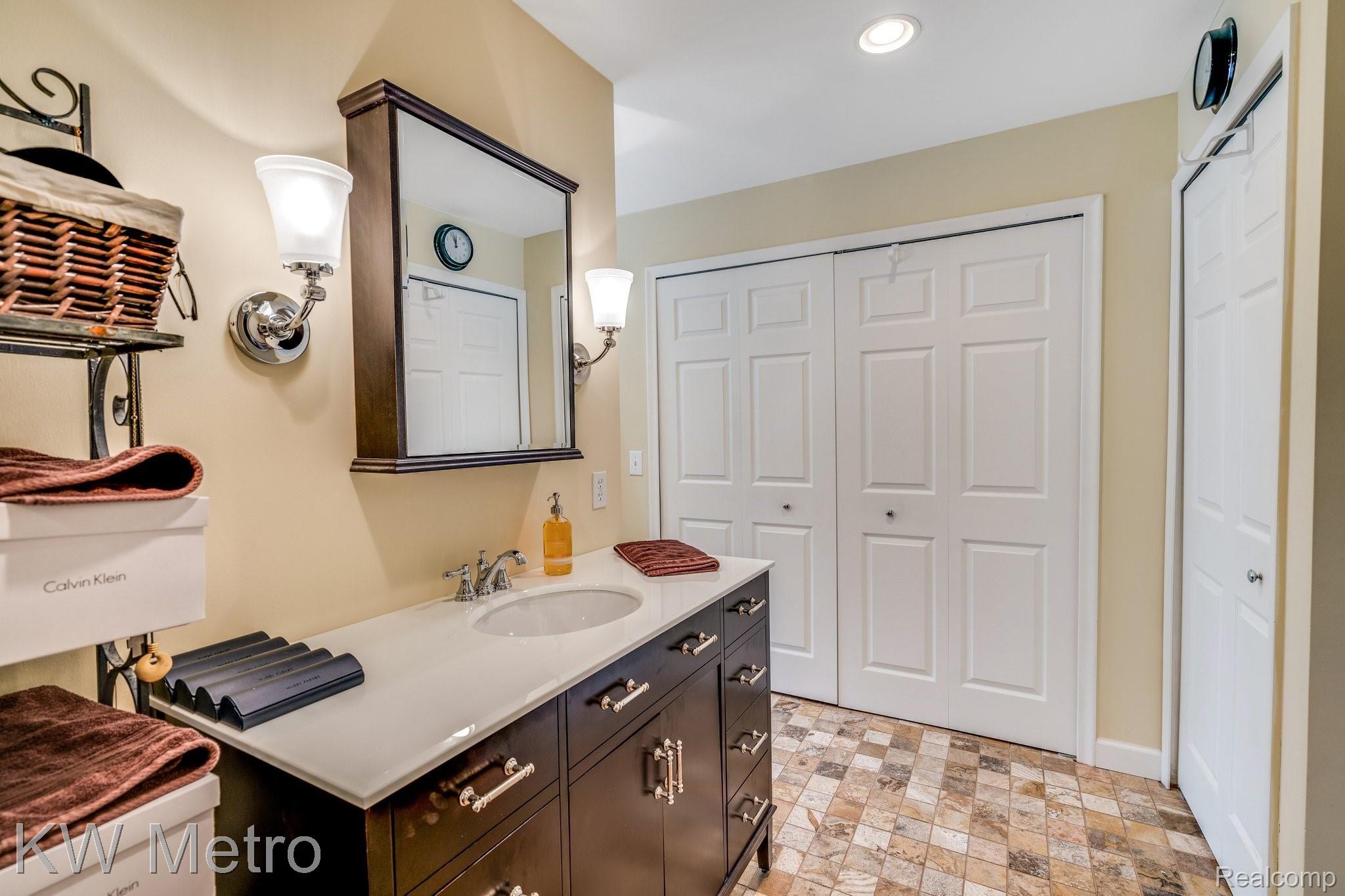 323 Shellbourne Drive Rochester, MI 48309 - Photo 41 of 62 Look at all of the closets!