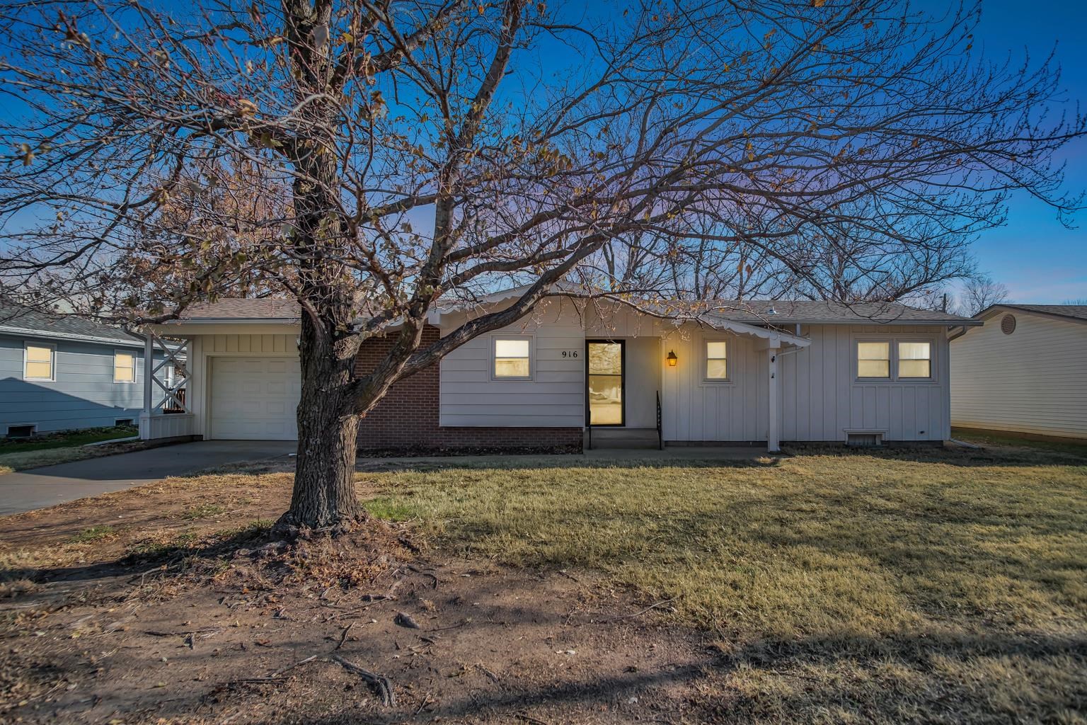 916 Spruce Street Halstead, KS 67056 - Photo 1 of 35