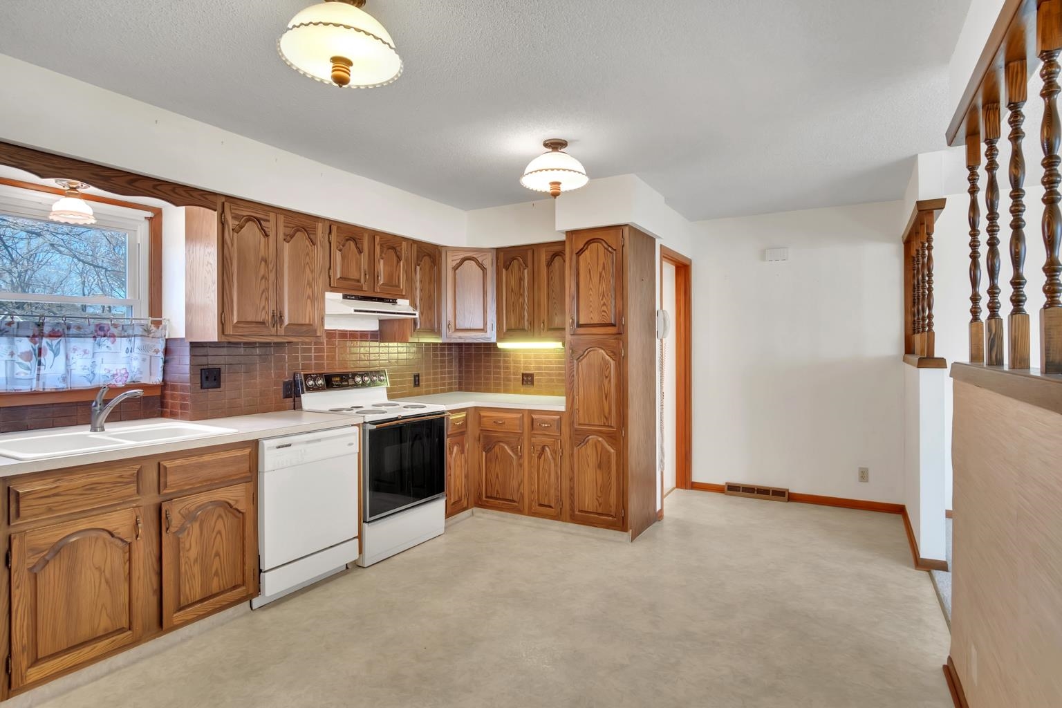 916 Spruce Street Halstead, KS 67056 - Photo 13 of 35