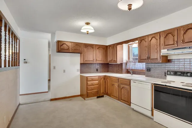 $140,000 | 916 Spruce Street, Halstead, KS 67056