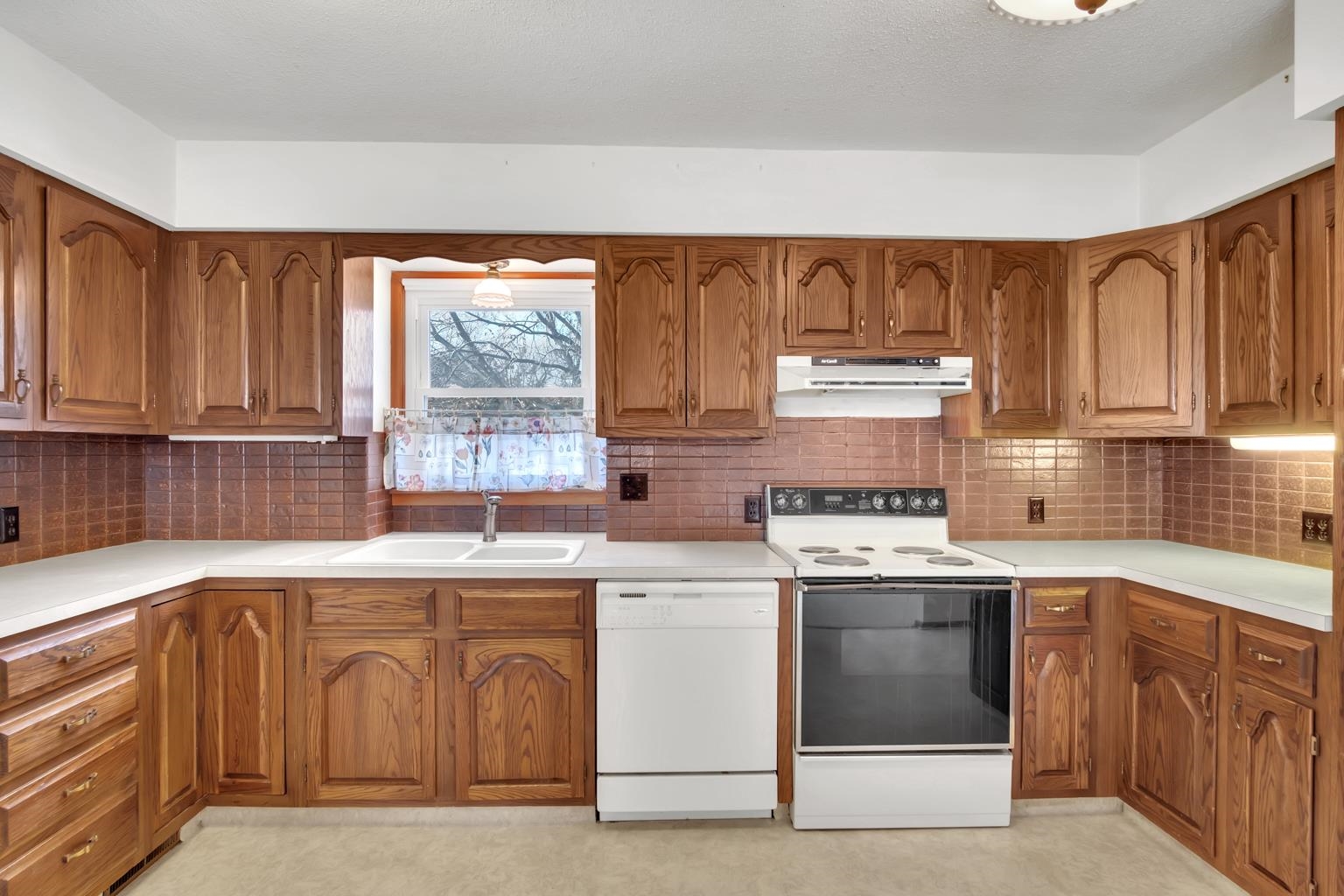 916 Spruce Street Halstead, KS 67056 - Photo 15 of 35