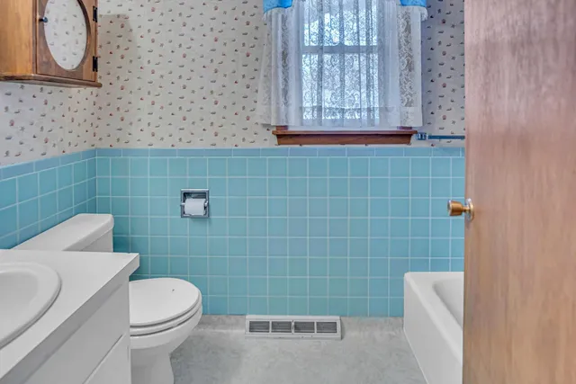 $140,000 | 916 Spruce Street, Halstead, KS 67056