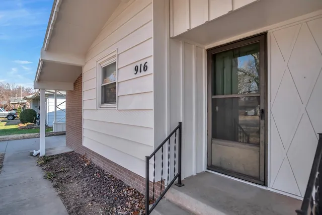 $140,000 | 916 Spruce Street, Halstead, KS 67056