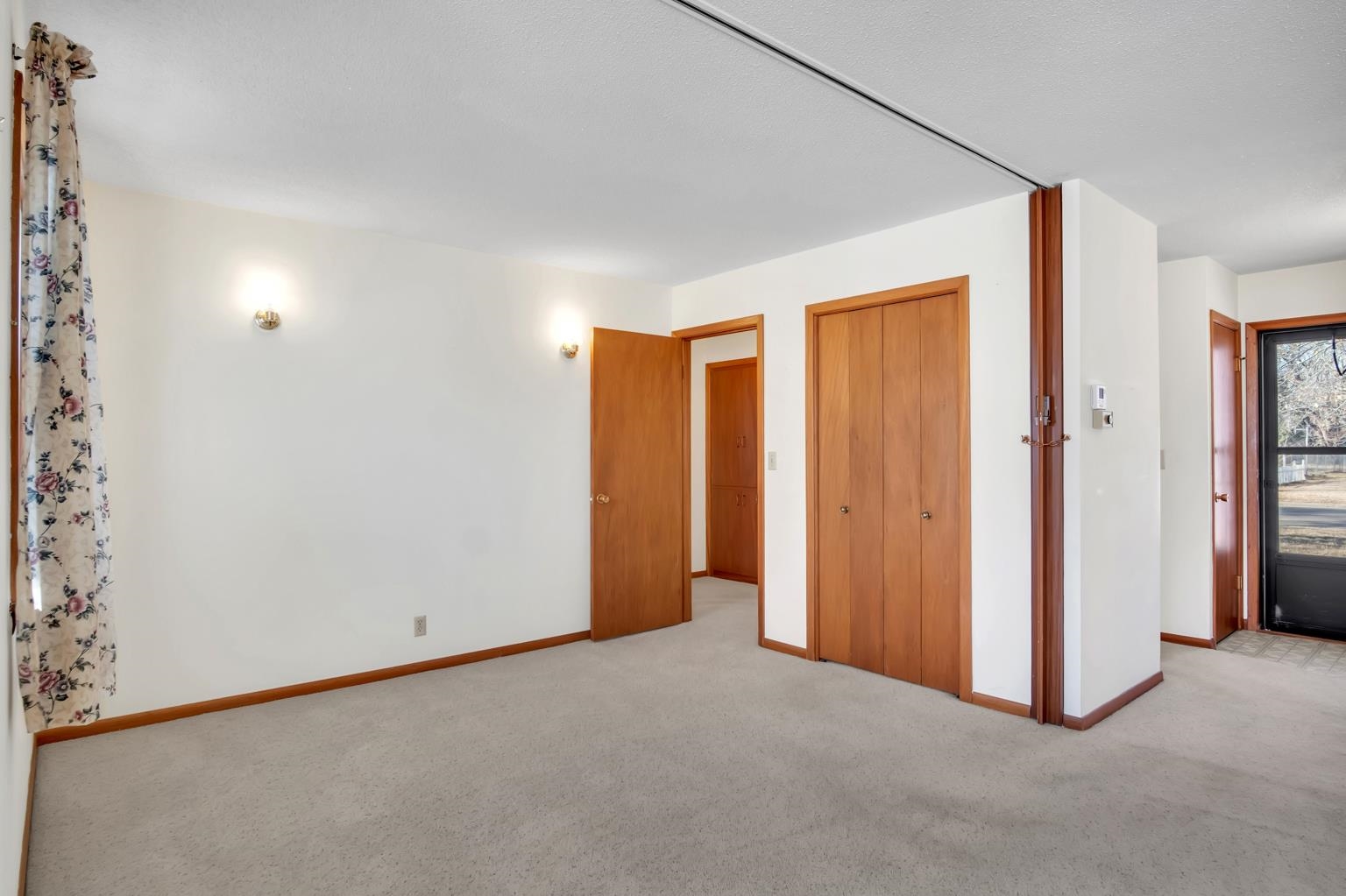 916 Spruce Street Halstead, KS 67056 - Photo 4 of 35