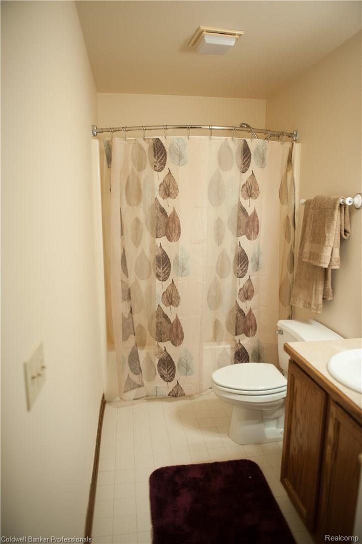 7715 Ranch Estates Road Clarkston, MI 48348 - Photo 45 of 64 Upstairs Full Bath
