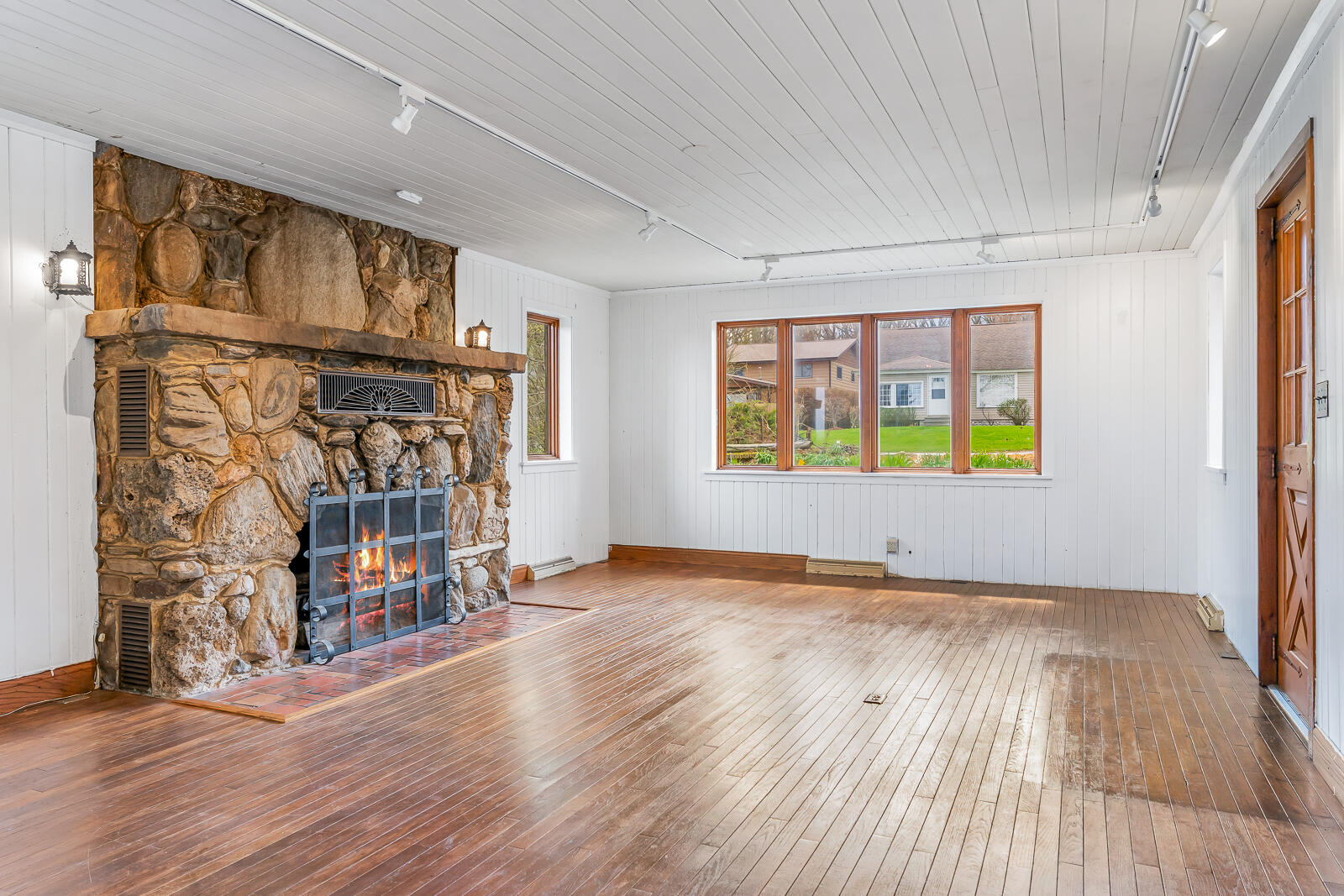 683 Waverly Road La Porte, IN 46350 - Photo 15 of 40 1600x1067