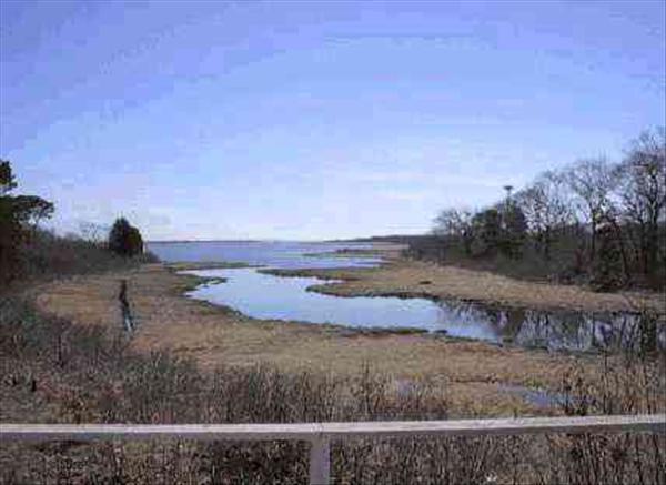 56 Dike Road Edgartown, MA 02539 - Photo 1 of 2 http://d1qzqeyxiitrap.cloudfront.net/photos/10463/600/2ea0ac23.jpg