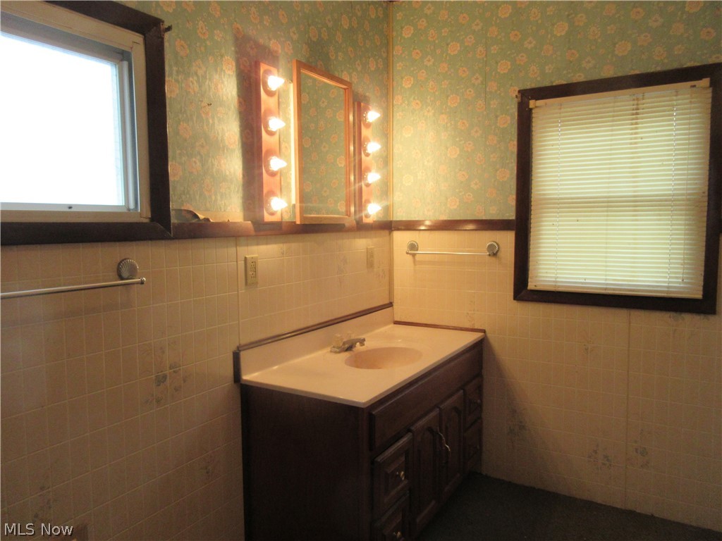 174 Hickory Street Andover, OH 44003 - Photo 10 of 15 upstairs bathroom