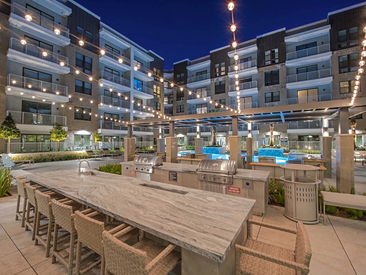 3636 West Dallas Street, Unit 511 Houston, TX 77019 - Photo 11 of 40 a outdoor space with lots of table and chairs