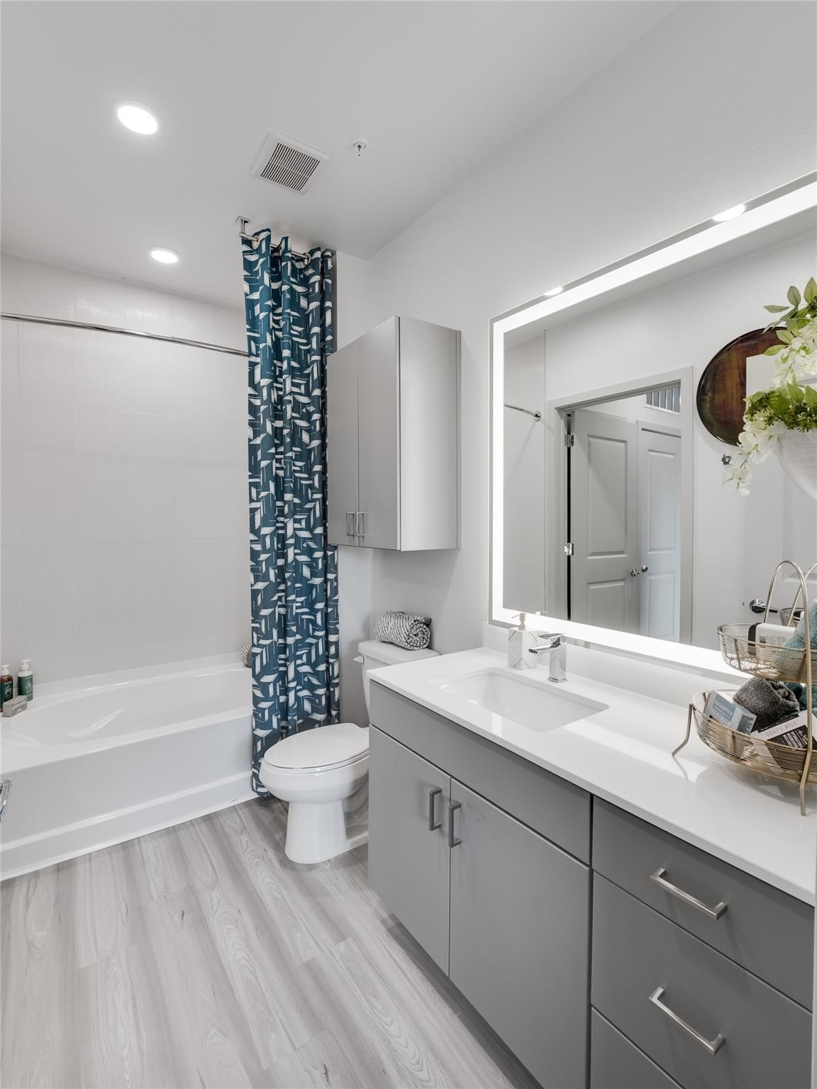 3636 West Dallas Street, Unit 511 Houston, TX 77019 - Photo 4 of 40 a bathroom with a sink a toilet and shower