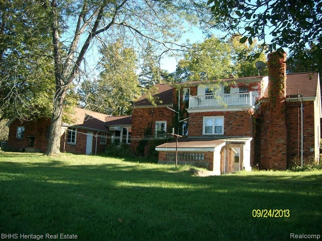 2881 East Cohoctah Road Howell, MI 48855 - Photo 4 of 16 2881 BACK OF HOME.jpg