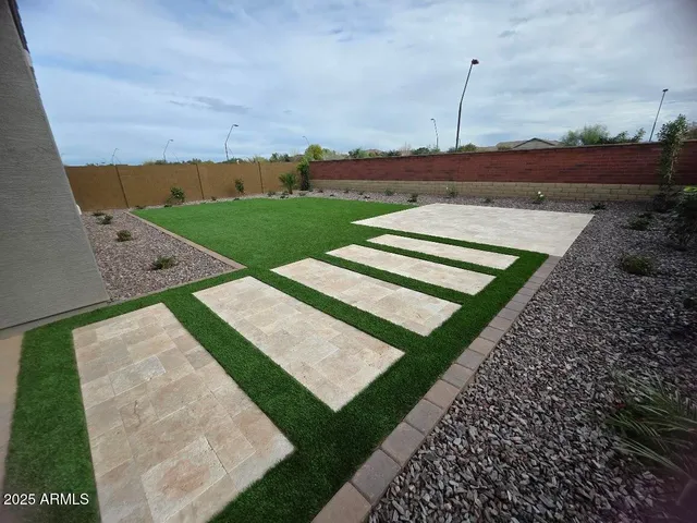 a view of a back yard