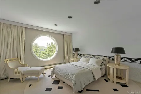 a view of entryway with bathroom