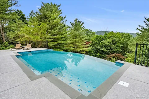 $3,000,000 | 94 Cliff Road, Tuxedo Park, NY 10987