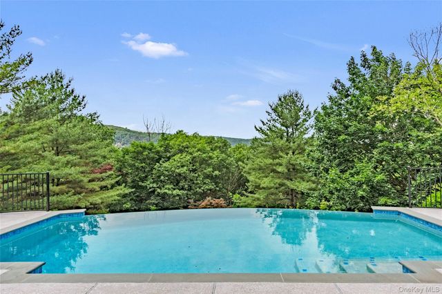 $3,000,000 | 94 Cliff Road, Tuxedo Park, NY 10987