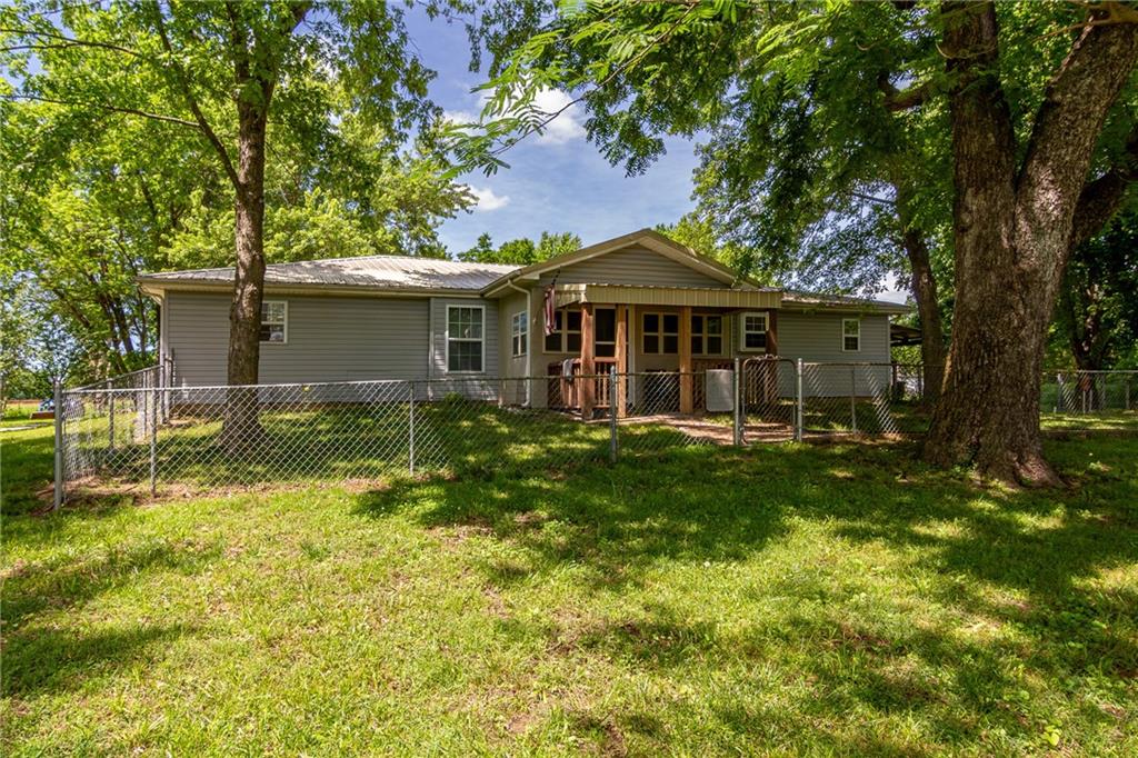 3315 Southeast Lostine Road Columbus, KS 66725 - Photo 1 of 37