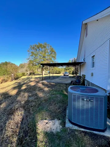 a view of a yard with a house