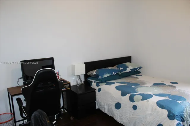 a view of entryway with fan