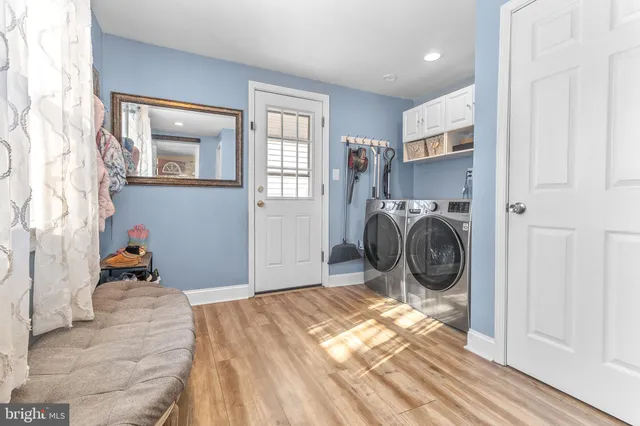 a view of a livingroom with washer and dryer