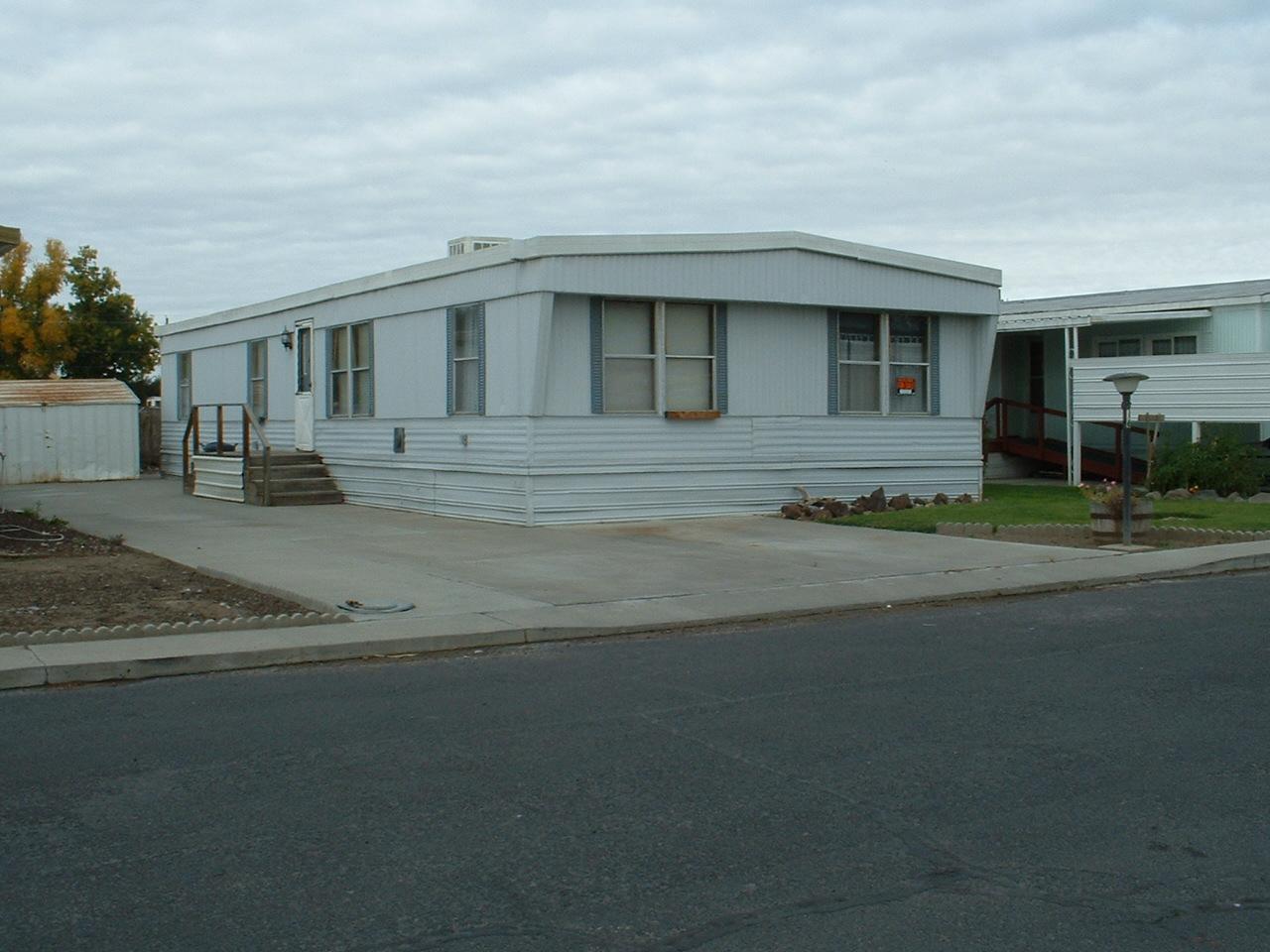525 Rouse Road, Unit 16 Sunnyside, WA 98944 - Photo 1 of 6 a front view of a house with a yard
