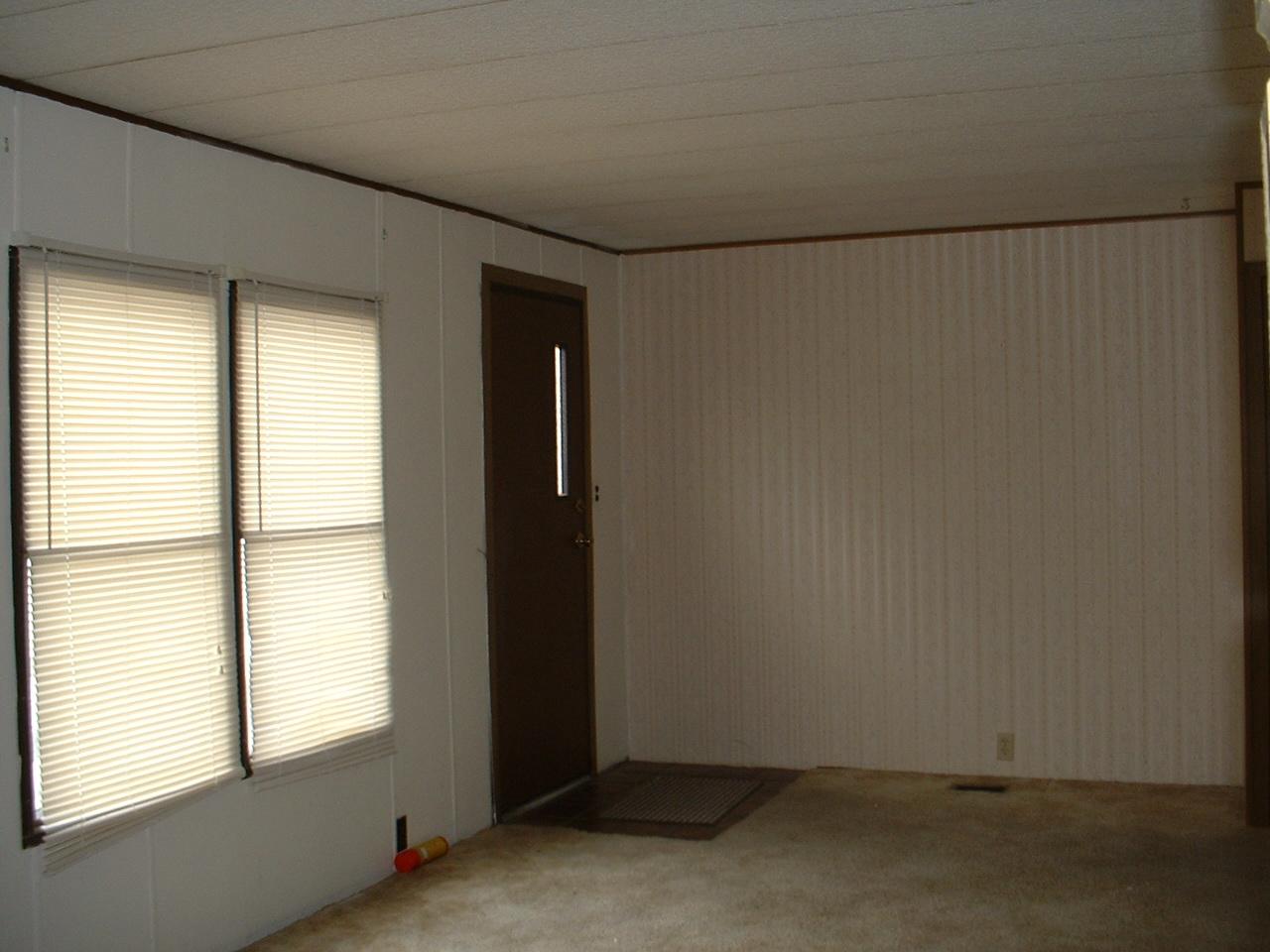 525 Rouse Road, Unit 16 Sunnyside, WA 98944 - Photo 4 of 6 a view of an empty room with a window
