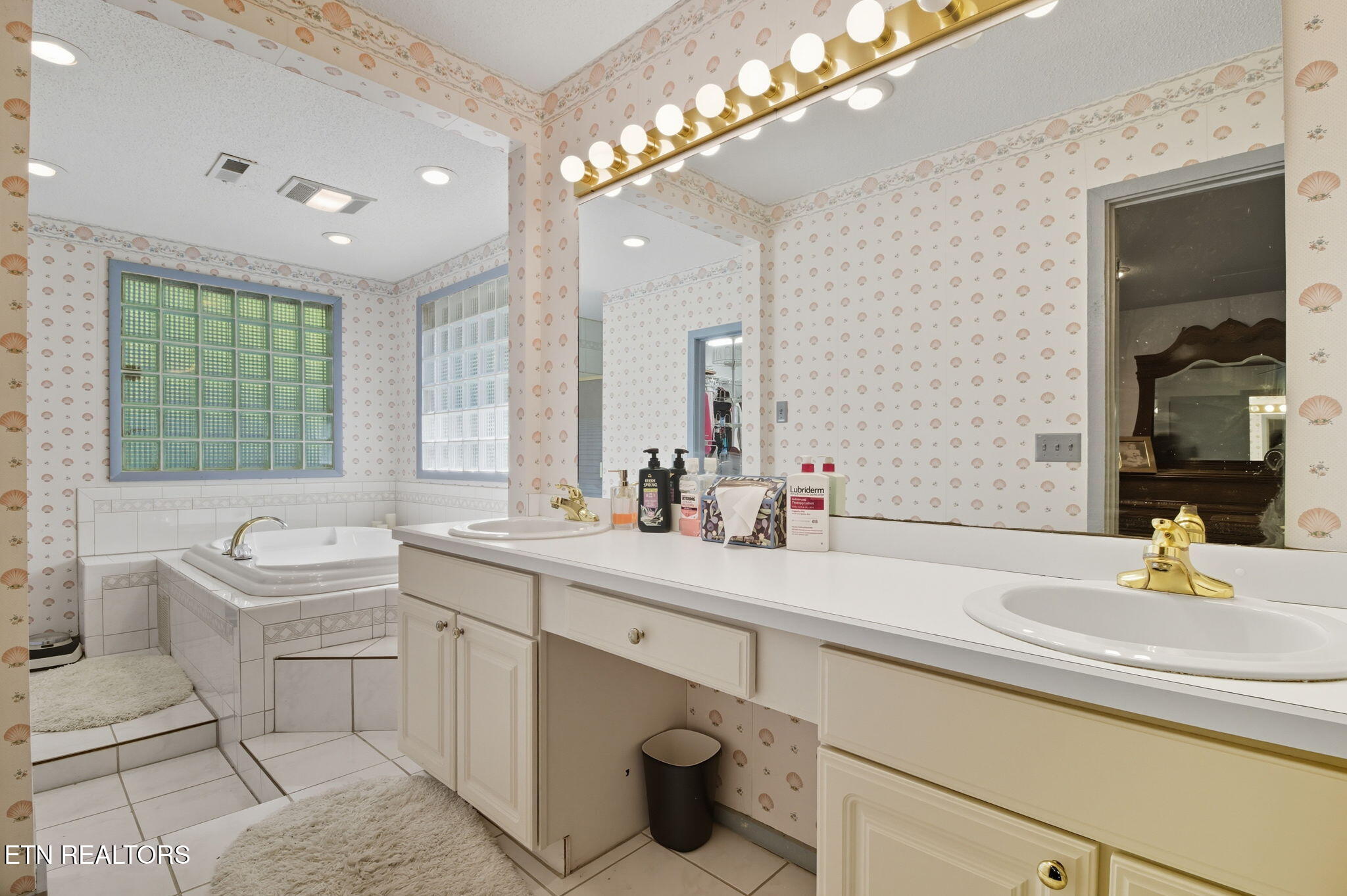 1356 Jayell Road Sevierville, TN 37862 - Photo 21 of 59 Owners Bath