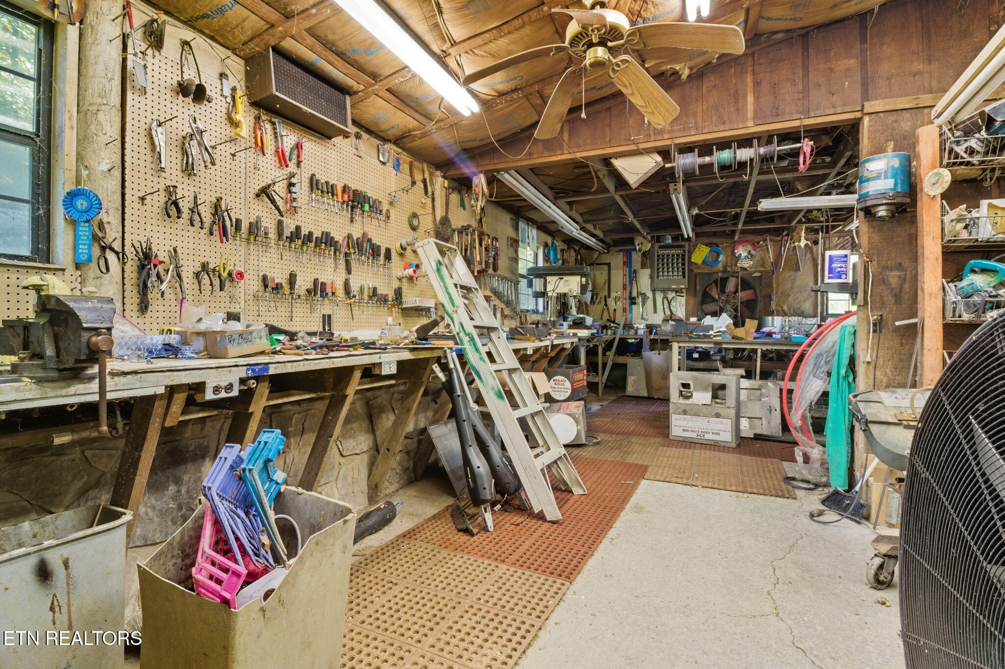 1356 Jayell Road Sevierville, TN 37862 - Photo 37 of 59 Inside workshop