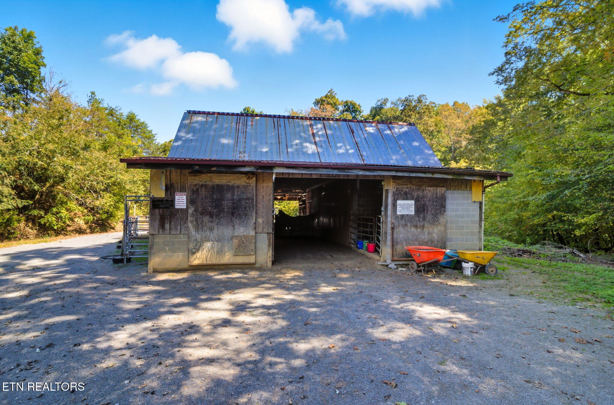 1356 Jayell Road Sevierville, TN 37862 - Photo 41 of 59 Horse Barn