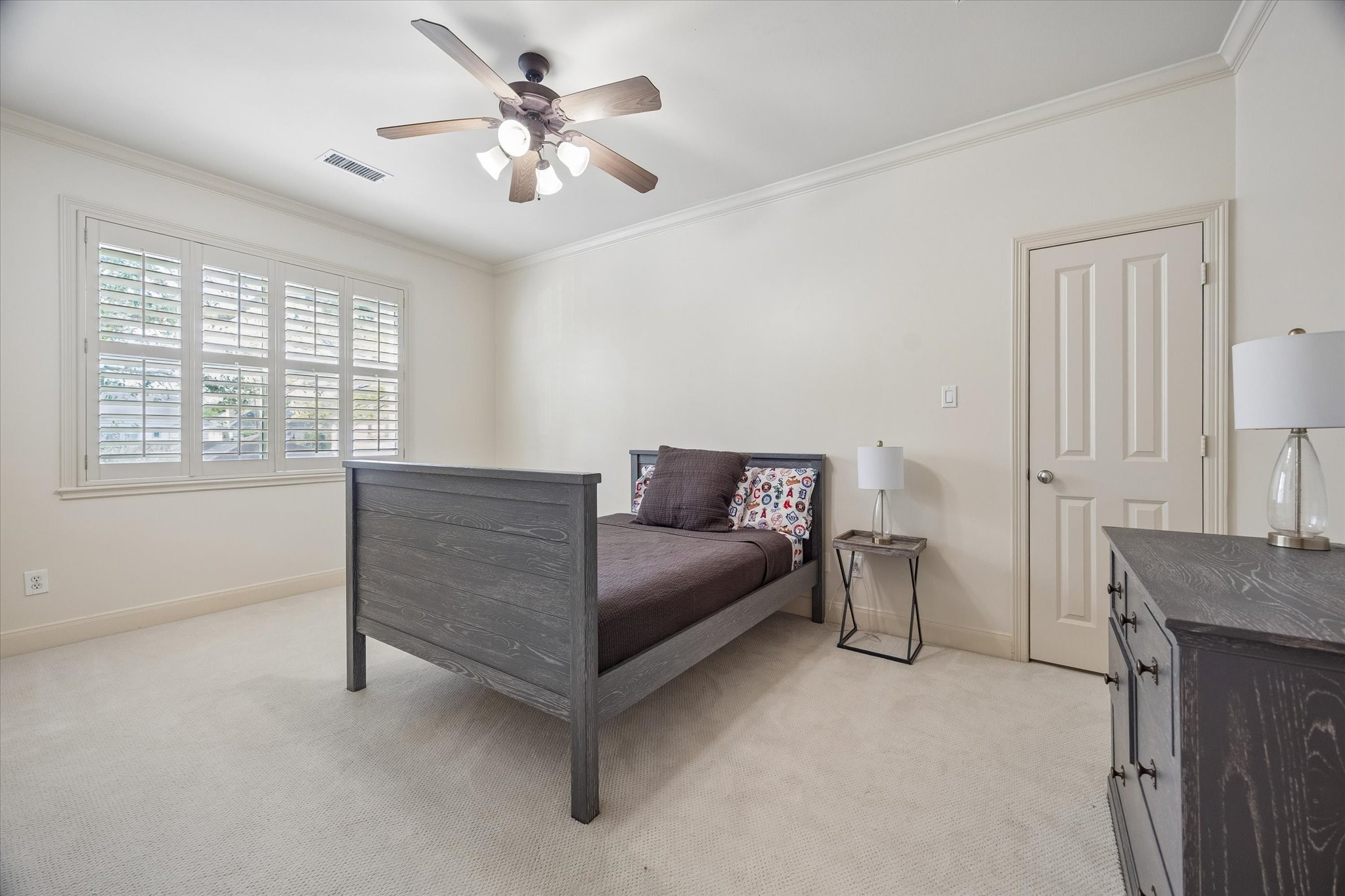 4606 Birch Street Bellaire, TX 77401 - Photo 37 of 45 a living room with furniture and a chandelier