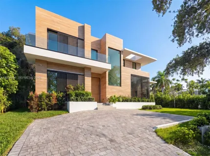$7,295,000 | 4430 Nautilus Drive, Miami Beach, FL 33140