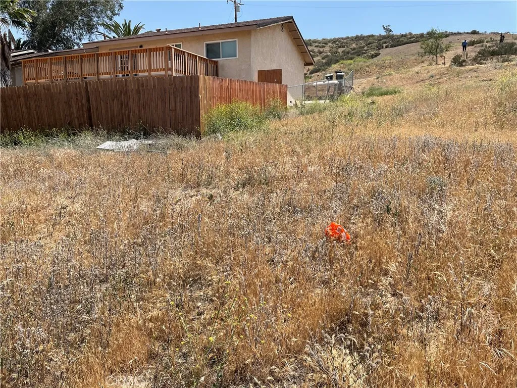 15 Riverside Lake Lake Elsinore, CA 92530 - Photo 22 of 34 a backyard of a house
