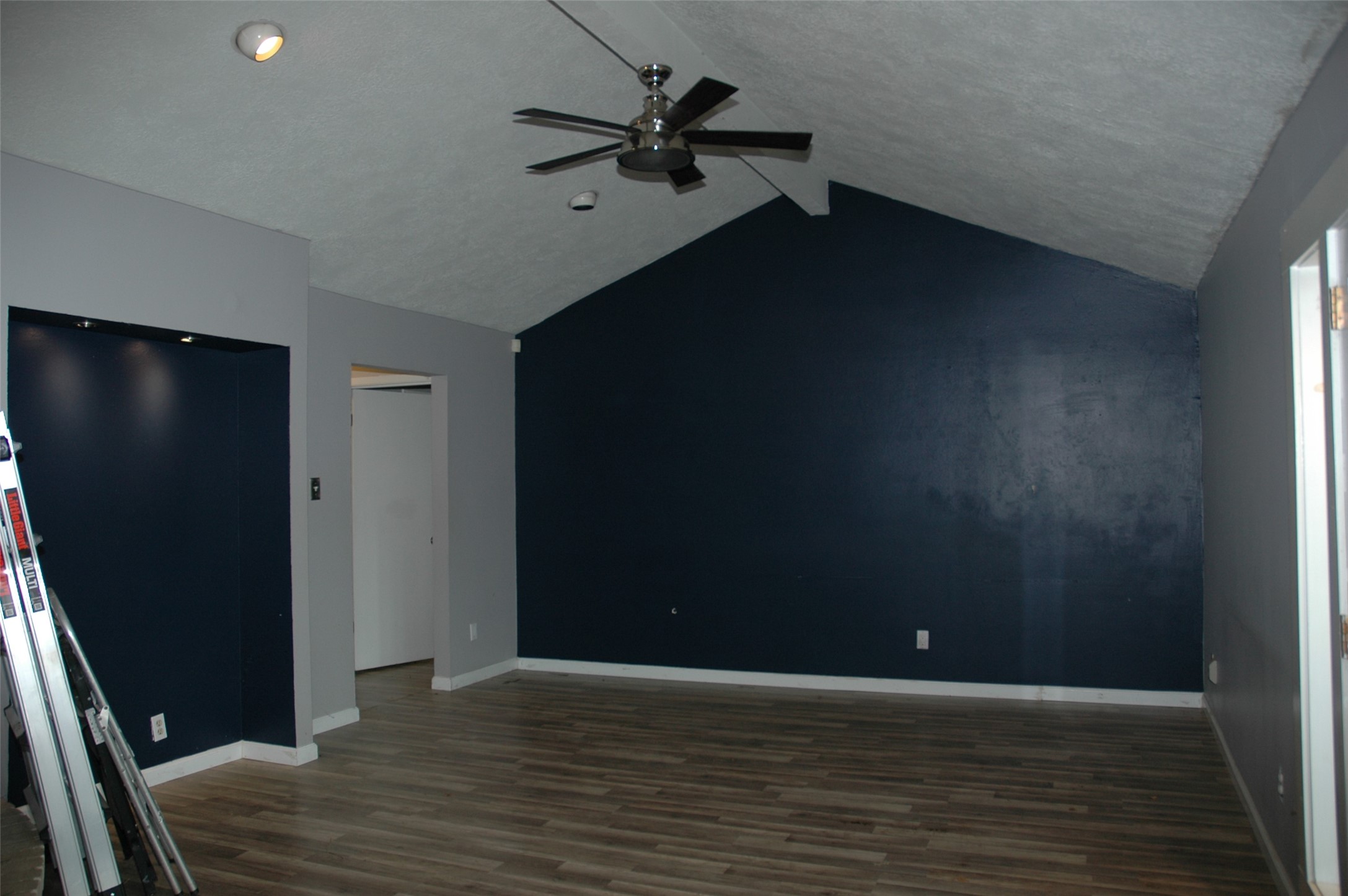 11618 Hillcroft Street Houston, TX 77035 - Photo 3 of 6 a view of a livingroom with a flat screen tv