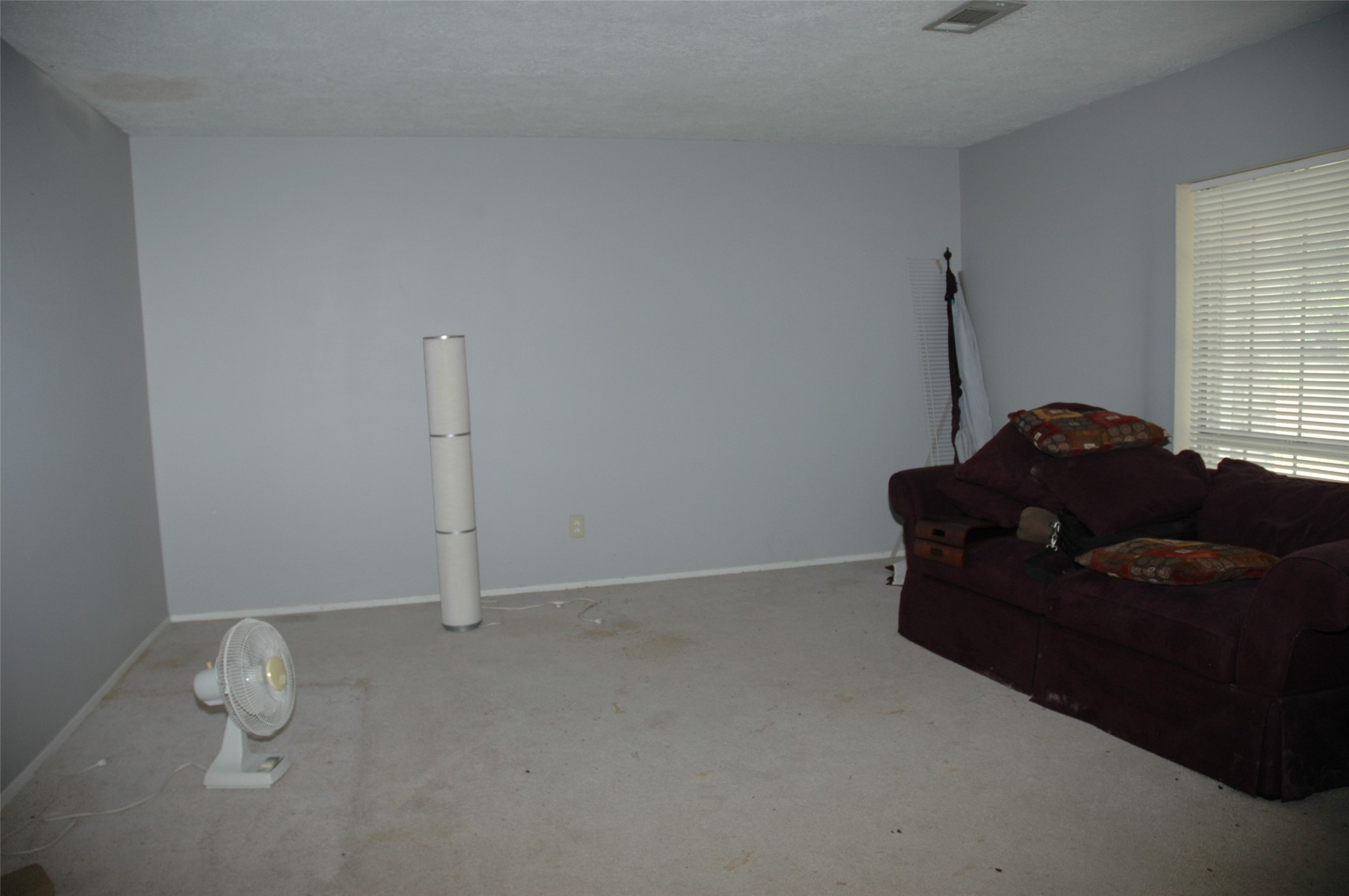 11618 Hillcroft Street Houston, TX 77035 - Photo 4 of 6 a living room with furniture