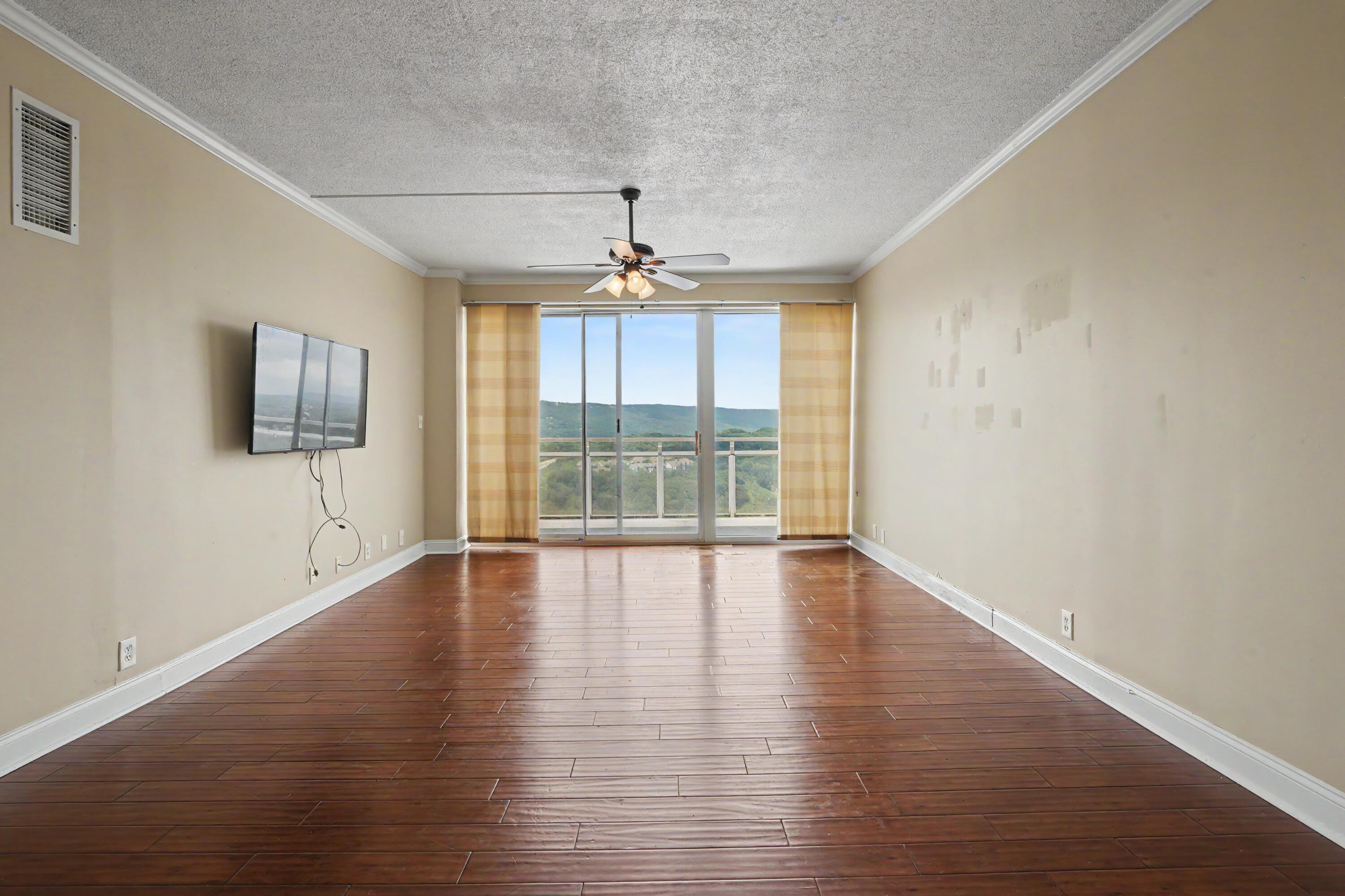 1131 Stringers Ridge Road, Unit 15C Chattanooga, TN 37405 - Photo 2 of 16 Living Room