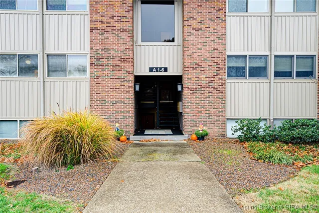 $159,900 | 3 Lakeshore Drive, Clarksville, IN 47129