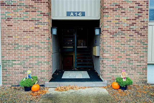 $159,900 | 3 Lakeshore Drive, Clarksville, IN 47129