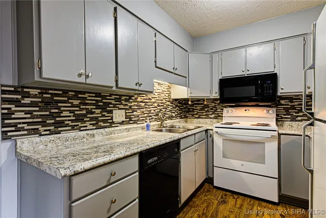 $159,900 | 3 Lakeshore Drive, Clarksville, IN 47129