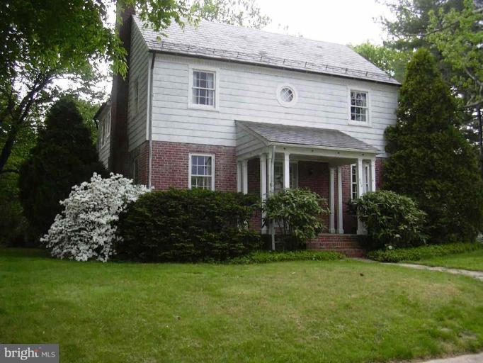 903 Pemberton Road Baltimore, MD 21212 - Photo 1 of 5 a front view of a house with a garden