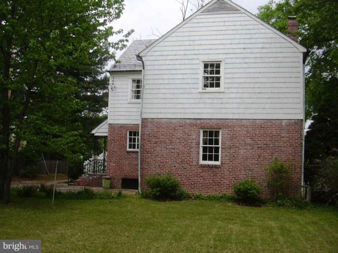 903 Pemberton Road Baltimore, MD 21212 - Photo 4 of 5 a front view of a house with a garden