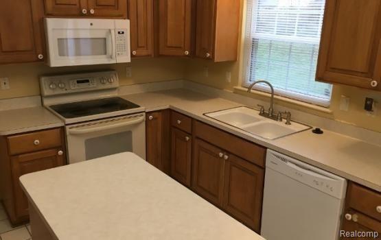 2700 Fox Woods Lane Rochester Hills, MI 48307 - Photo 13 of 39