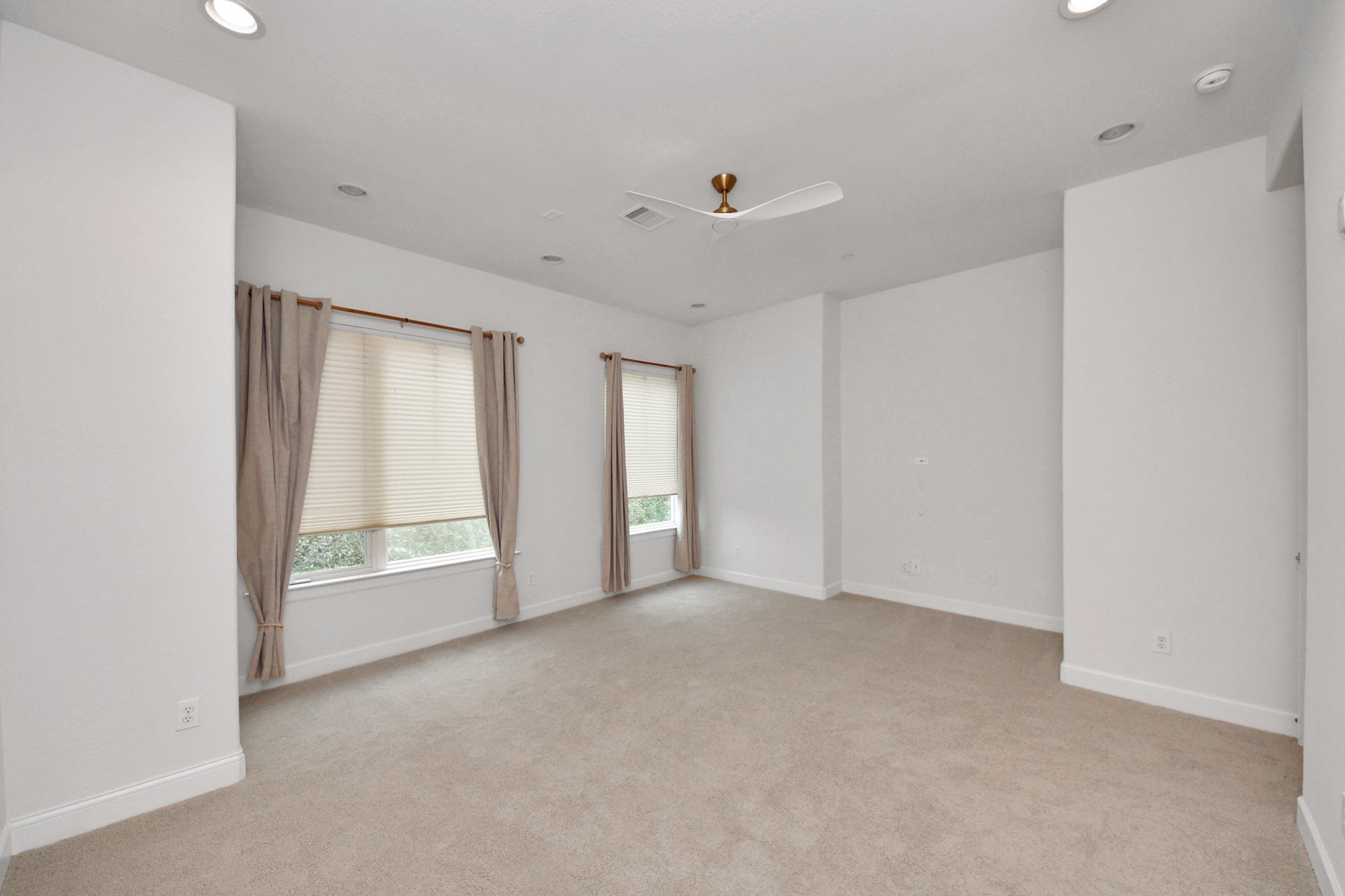 1403 Delano Street, Unit 6 Houston, TX 77003 - Photo 30 of 46 a view of an empty room with a window
